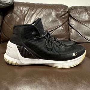 Under Armour Black and White Basketball Shoes Sleek Design Men Size 11
Used